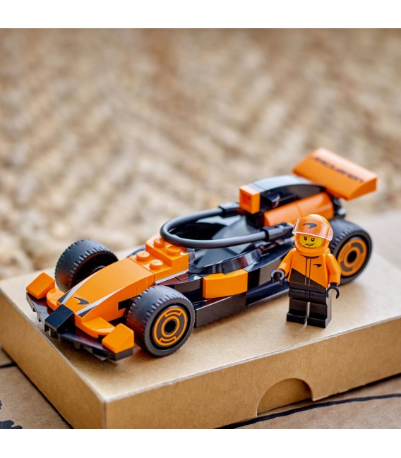 Pilot F1 cu mașină de curse McLaren LEGO 60442