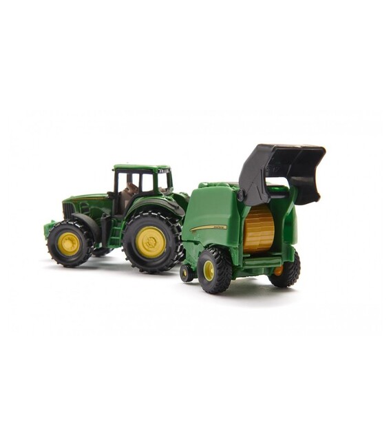 Tractor John Deere cu baloți